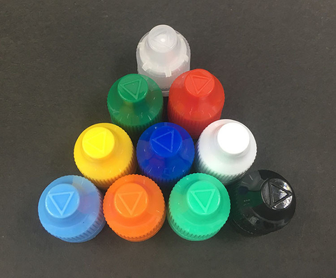 100 ml στρογγυλό μπουκάλι υγρού PET E με καπάκι βίδας με εξατομικευμένο έντυπο