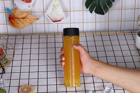 Εξυπηρετήστε αποτελεσματικά Bubble Tea σε μέτριου μεγέθους διαφανή δοχεία με βιδωτό καπάκι