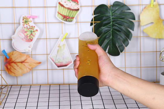 Εξυπηρετήστε αποτελεσματικά Bubble Tea σε μέτριου μεγέθους διαφανή δοχεία με βιδωτό καπάκι